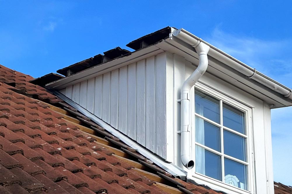 Utstickande takfönster på ett tegeltak